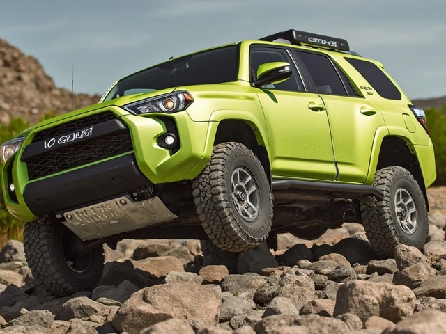 Toyota Land Cruiser 300 с бронированной защитой дебютировал в России — старт от 15,5 млн рублей