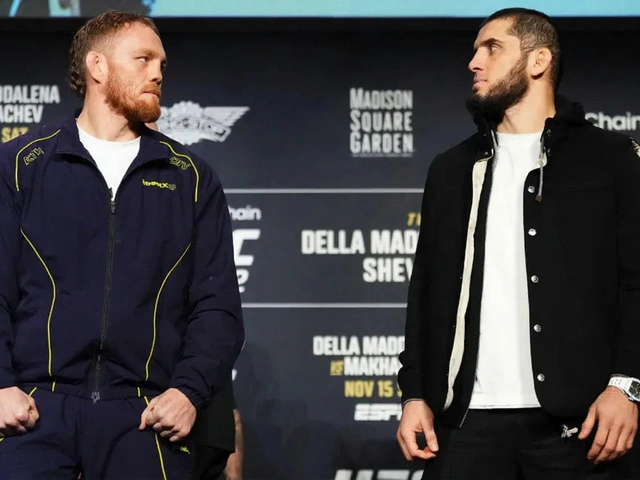 Махачев стал первым российским двойным чемпионом UFC, победив Маддалену в Нью-Йорке